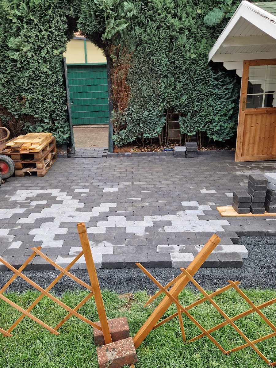 Pflasterfläche vor einem Gartenhaus im Bau
