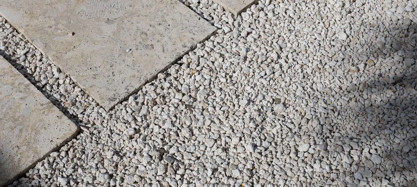 Kies und Platte, der Unterbau einer Fläche