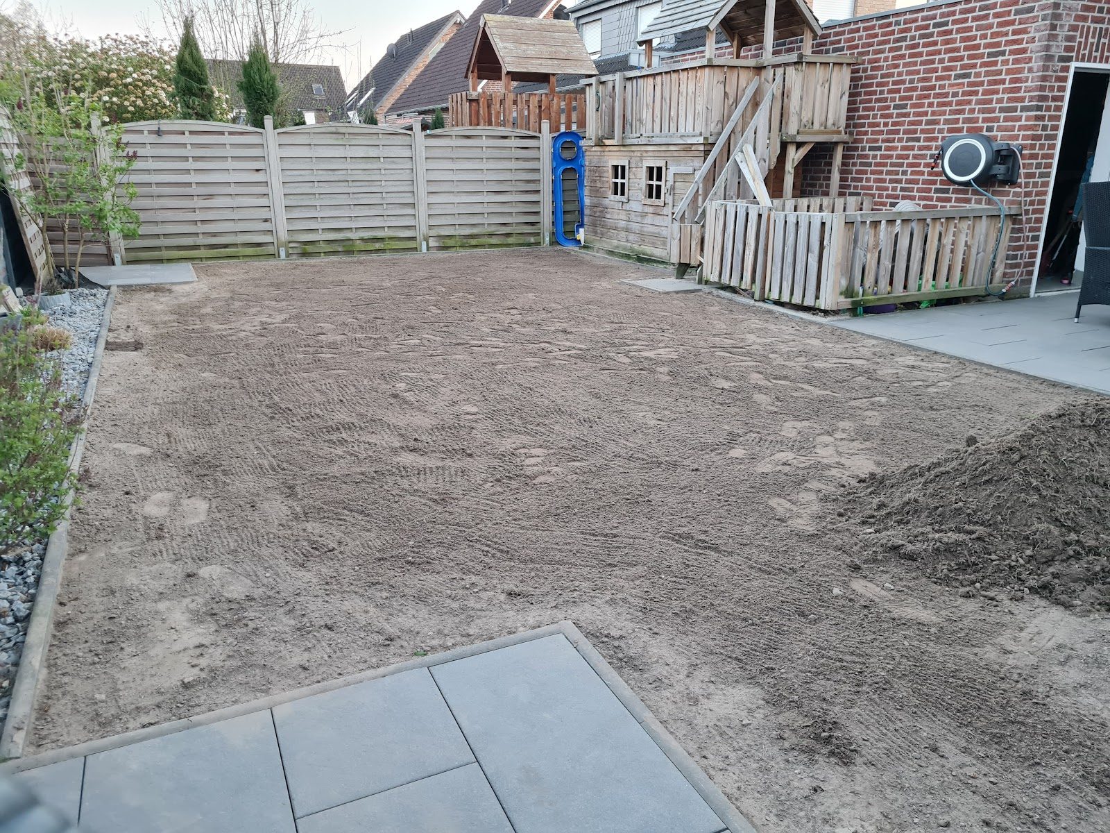 Planierte Erdfläche, bereit für neuen Rasen
